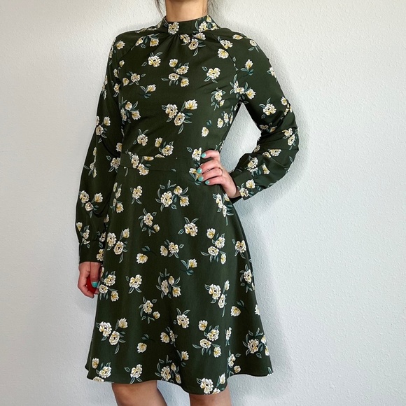Banana Republic Dresses & Skirts - Banana Republic Green Long Sleeve Floral Dress Size 4 Knee Length